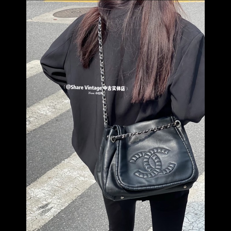 CHANEL 香奈兒 黑色牛皮 雙c大logo 掀蓋滾邊黑銀機場包-4