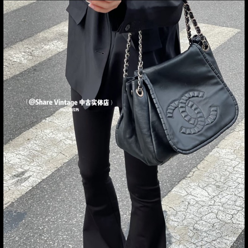 CHANEL 香奈兒 黑色牛皮 雙c大logo 掀蓋滾邊黑銀機場包-5