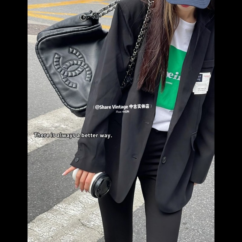 CHANEL 香奈兒 黑色牛皮 雙c大logo 掀蓋滾邊黑銀機場包-6