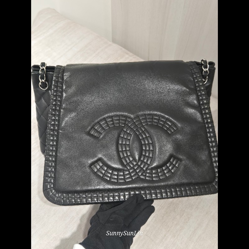 CHANEL 香奈兒 黑色牛皮 雙c大logo 掀蓋滾邊黑銀機場包-9