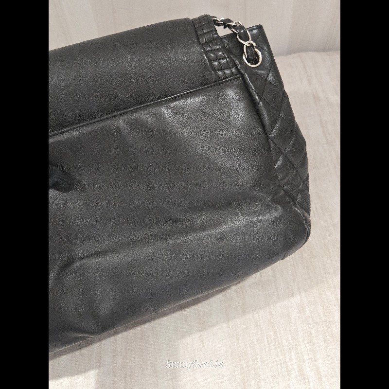 CHANEL 香奈兒 黑色牛皮 雙c大logo 掀蓋滾邊黑銀機場包-14