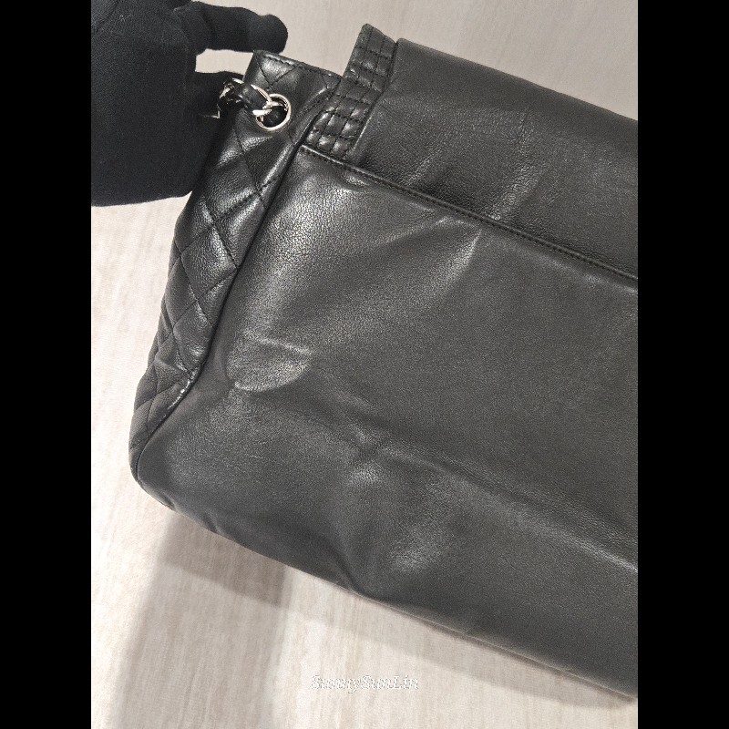 CHANEL 香奈兒 黑色牛皮 雙c大logo 掀蓋滾邊黑銀機場包-15