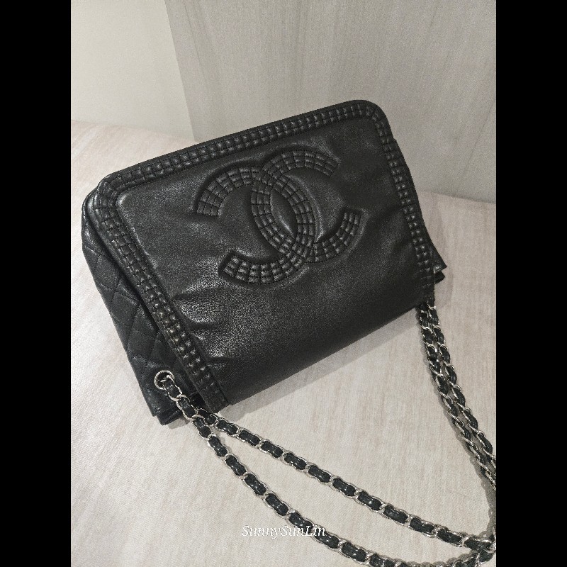 CHANEL 香奈兒 黑色牛皮 雙c大logo 掀蓋滾邊黑銀機場包-18