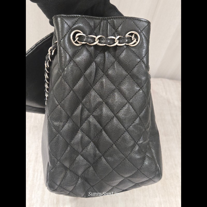 CHANEL 香奈兒 黑色牛皮 雙c大logo 掀蓋滾邊黑銀機場包-20