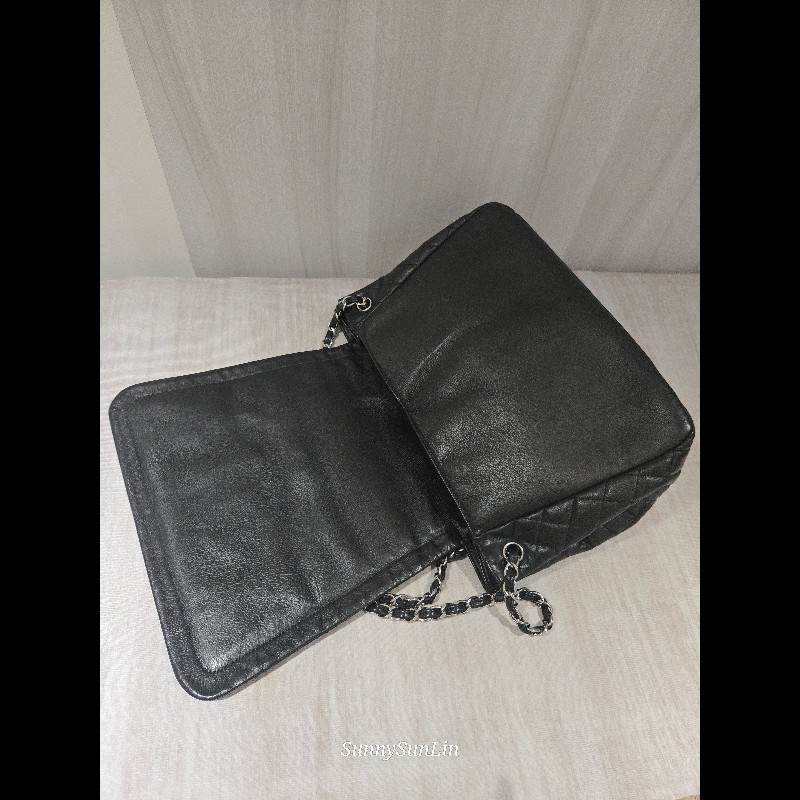 CHANEL 香奈兒 黑色牛皮 雙c大logo 掀蓋滾邊黑銀機場包-30