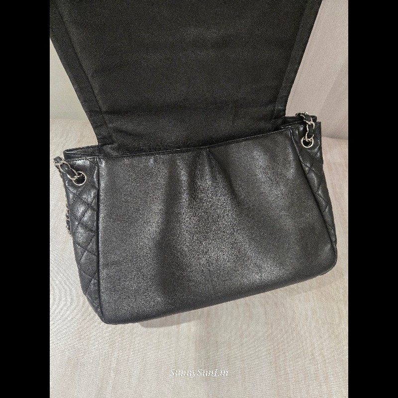 CHANEL 香奈兒 黑色牛皮 雙c大logo 掀蓋滾邊黑銀機場包-31