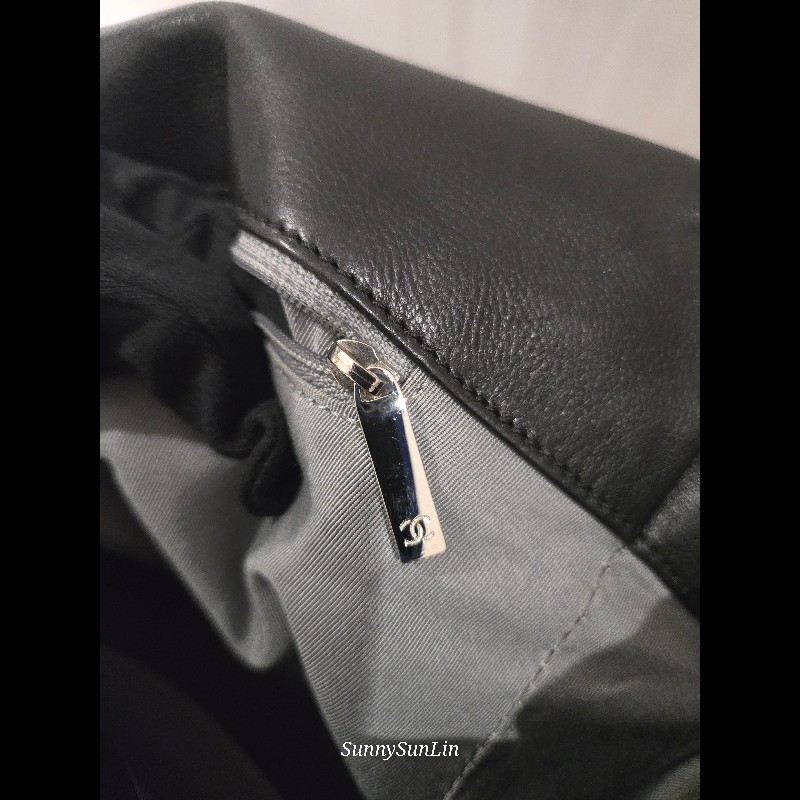 CHANEL 香奈兒 黑色牛皮 雙c大logo 掀蓋滾邊黑銀機場包-34