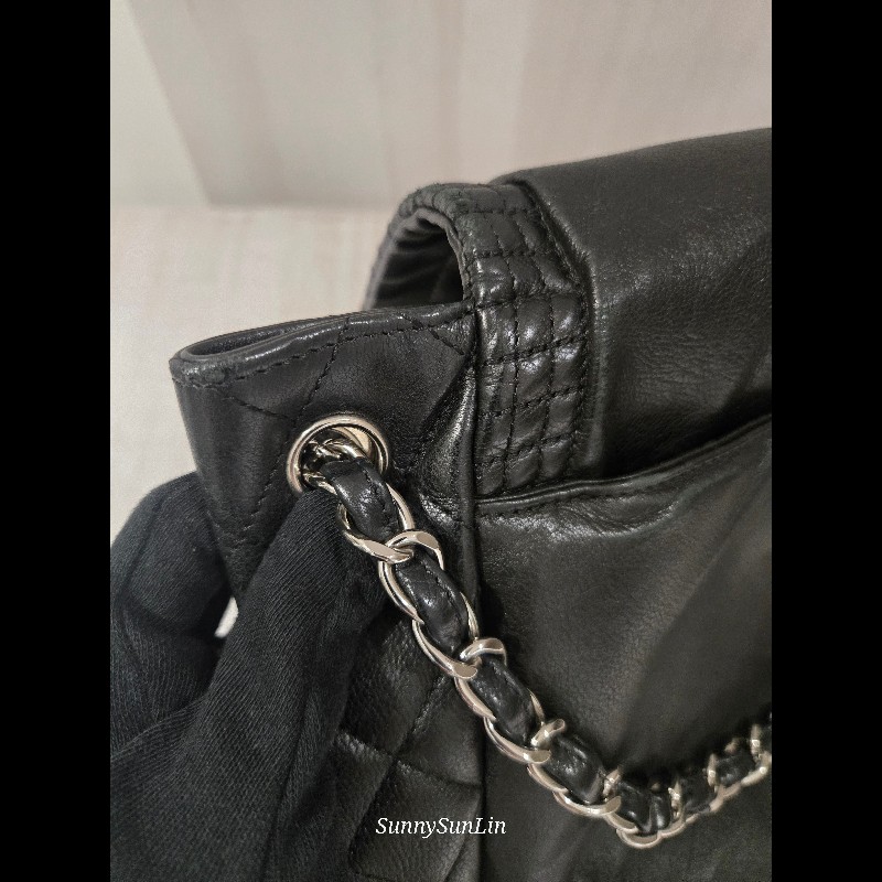 CHANEL 香奈兒 黑色牛皮 雙c大logo 掀蓋滾邊黑銀機場包-42