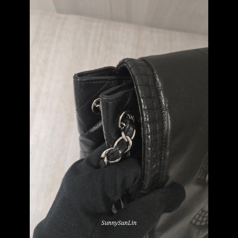 CHANEL 香奈兒 黑色牛皮 雙c大logo 掀蓋滾邊黑銀機場包-44