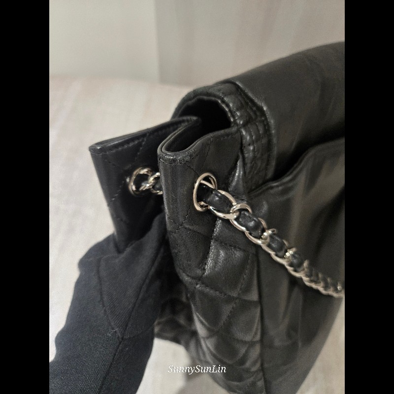 CHANEL 香奈兒 黑色牛皮 雙c大logo 掀蓋滾邊黑銀機場包-45