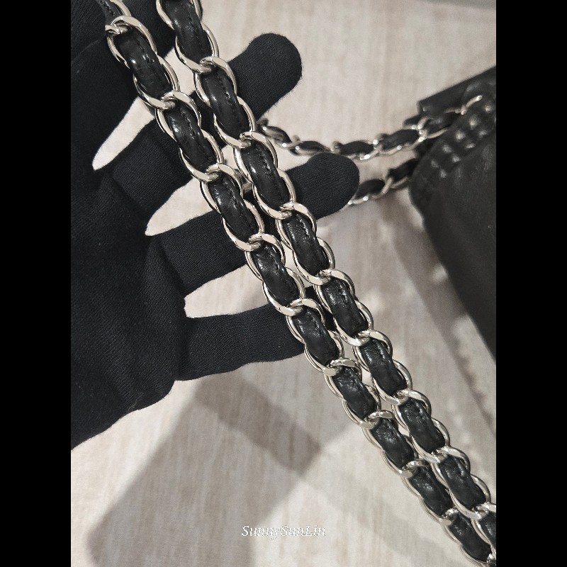 CHANEL 香奈兒 黑色牛皮 雙c大logo 掀蓋滾邊黑銀機場包-49
