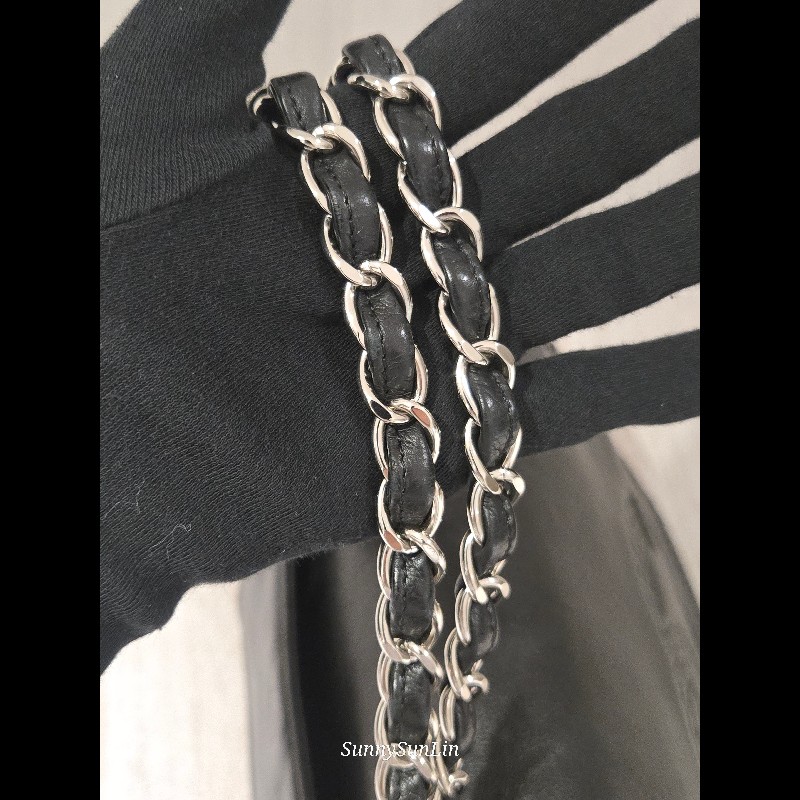 CHANEL 香奈兒 黑色牛皮 雙c大logo 掀蓋滾邊黑銀機場包-50