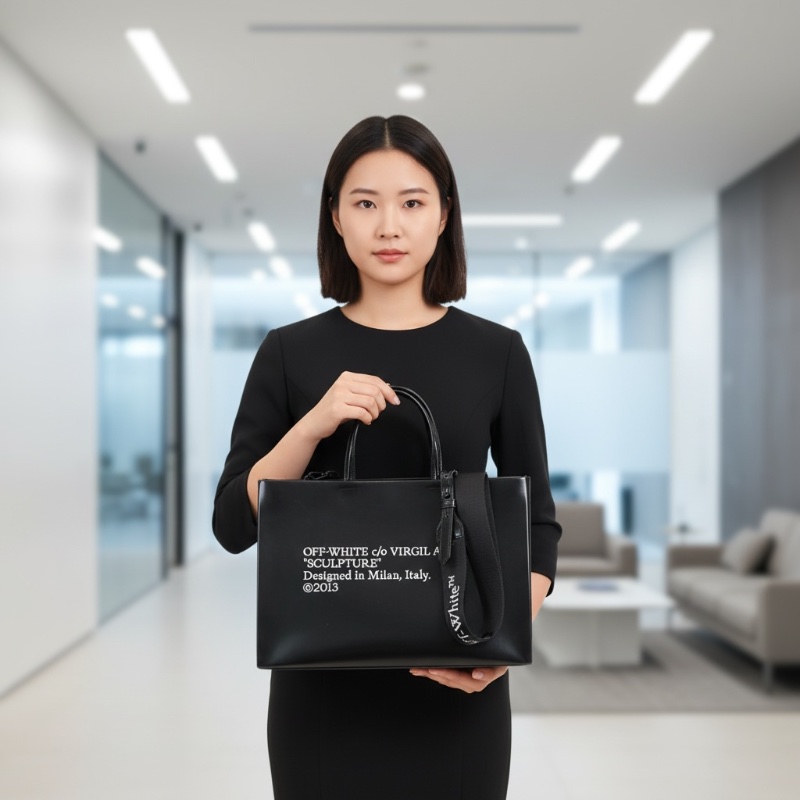 Off-White™ 黑色漆皮大容量硬底手提包/斜跨包 (34x23x14) 可放筆電iPad 不下垂 醒目LOGO 工業風背帶(108cm) Binder Clip 繫繩 個性時尚 百搭實用-5