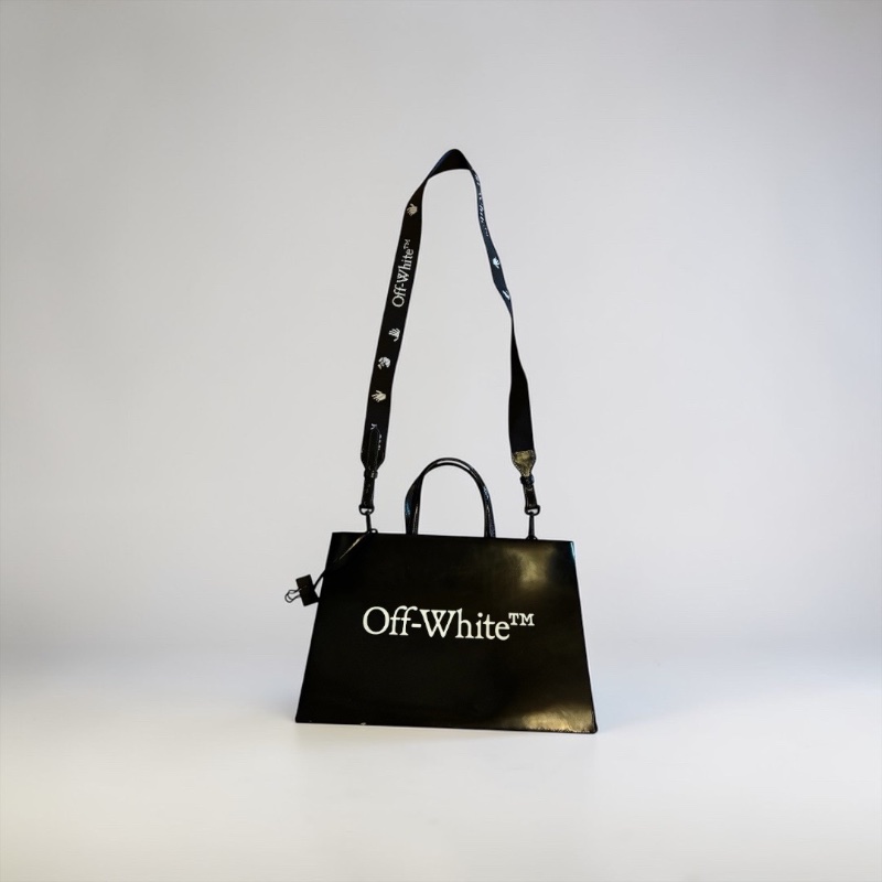 Off-White™ 黑色漆皮大容量硬底手提包/斜跨包 (34x23x14) 可放筆電iPad 不下垂 醒目LOGO 工業風背帶(108cm) Binder Clip 繫繩 個性時尚 百搭實用-8