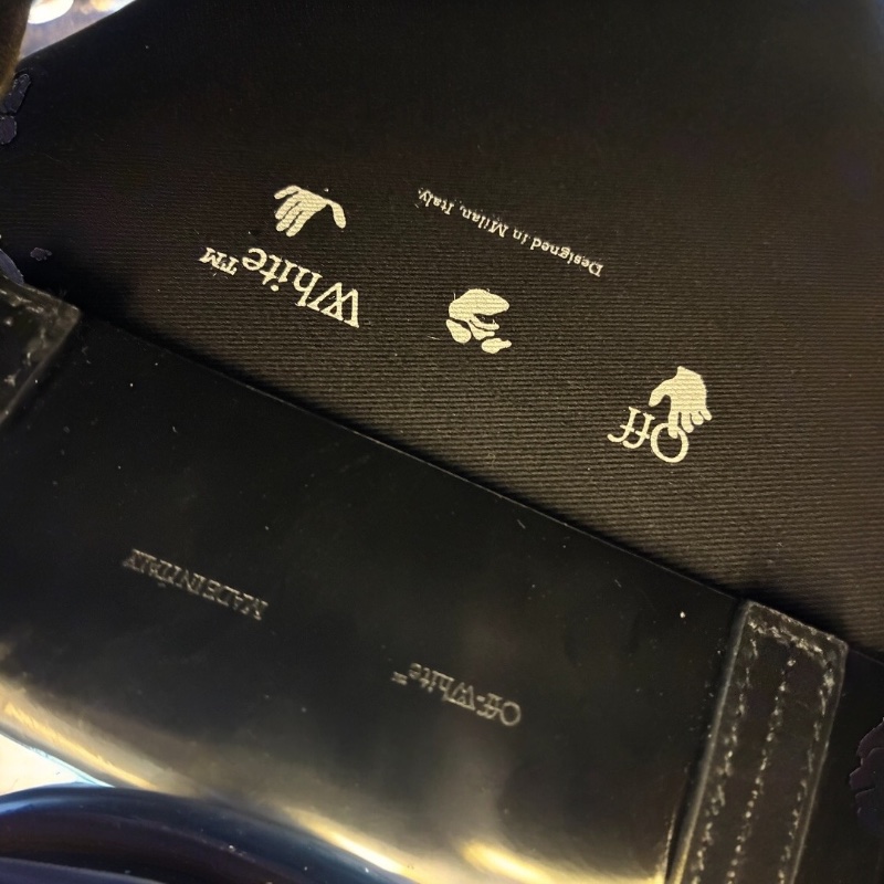 Off-White™ 黑色漆皮大容量硬底手提包/斜跨包 (34x23x14) 可放筆電iPad 不下垂 醒目LOGO 工業風背帶(108cm) Binder Clip 繫繩 個性時尚 百搭實用-14