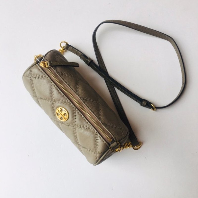 【TORY BURCH】高質感小羊皮菱格紋圓筒斜背小包-岩石灰-1