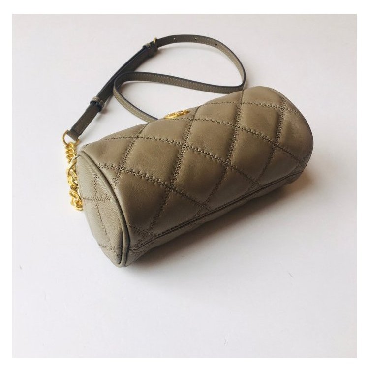 【TORY BURCH】高質感小羊皮菱格紋圓筒斜背小包-岩石灰-3