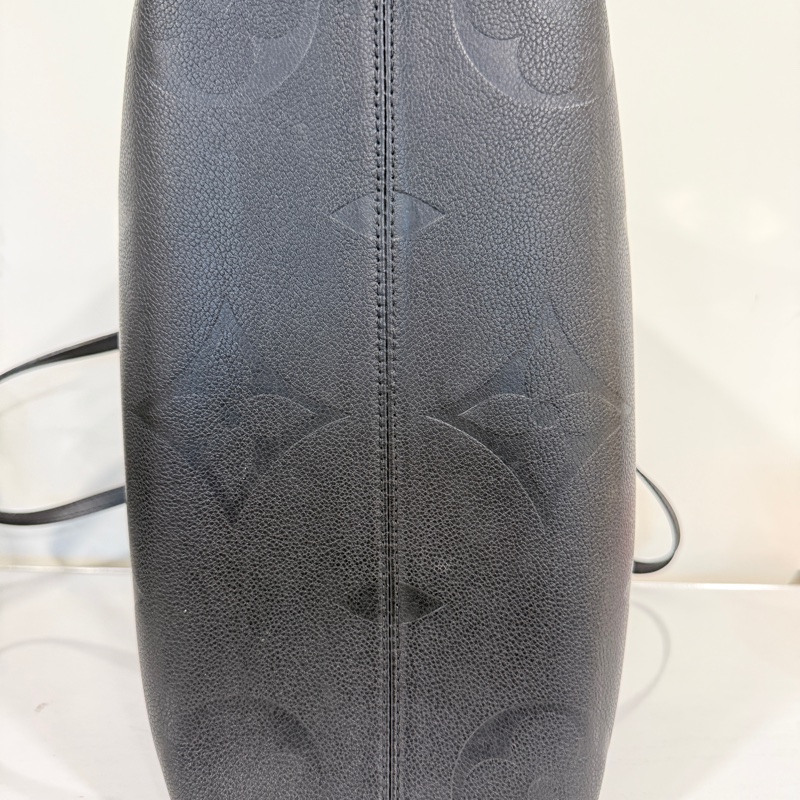 Louis Vuitton✨LV On the go 中號托特包 黑色壓紋 全皮芯片款-17