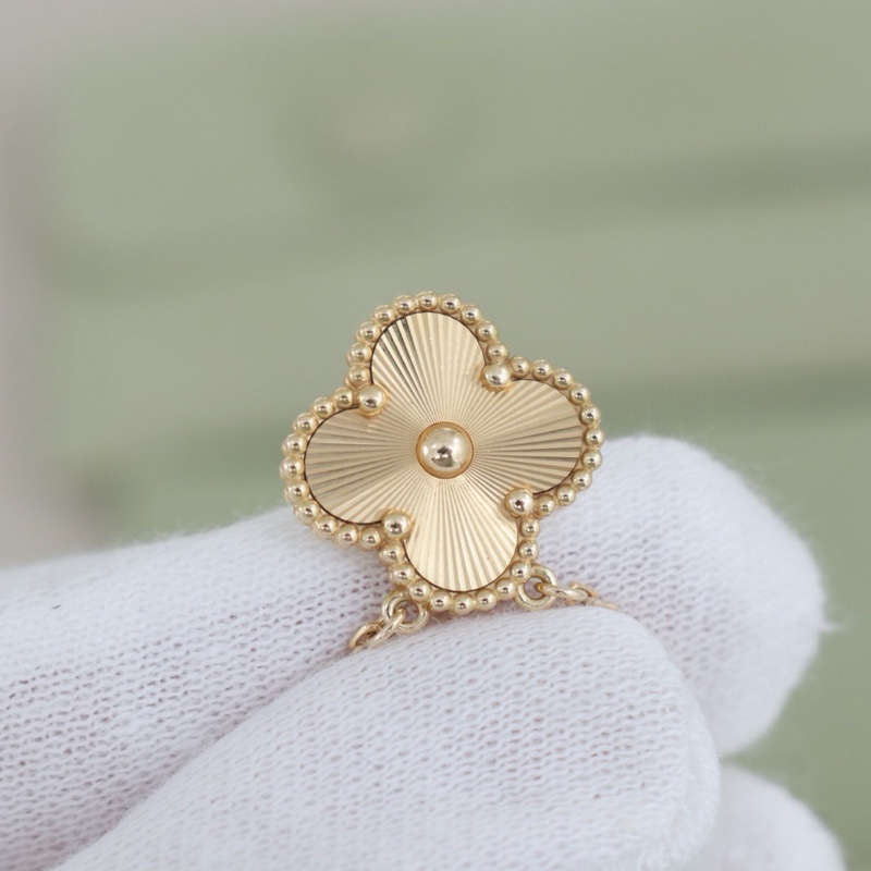 99新，VCA Vintage Alhambra 四葉草鐳射項鍊，18K黃金-2