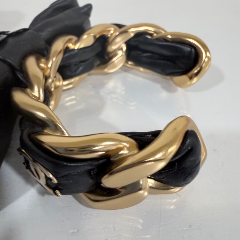 Chanel✨20A黑金皮穿山茶花手鐲-24