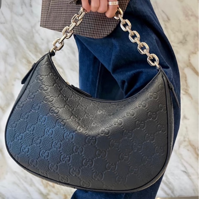 GUCCI黑壓紋牛皮淡金釦兩用彎月包820453-1