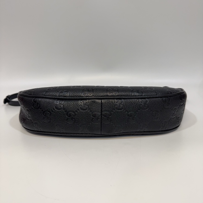 GUCCI黑壓紋牛皮淡金釦兩用彎月包820453-6