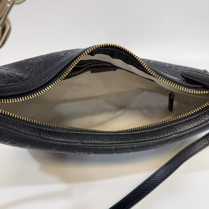 GUCCI黑壓紋牛皮淡金釦兩用彎月包820453-7