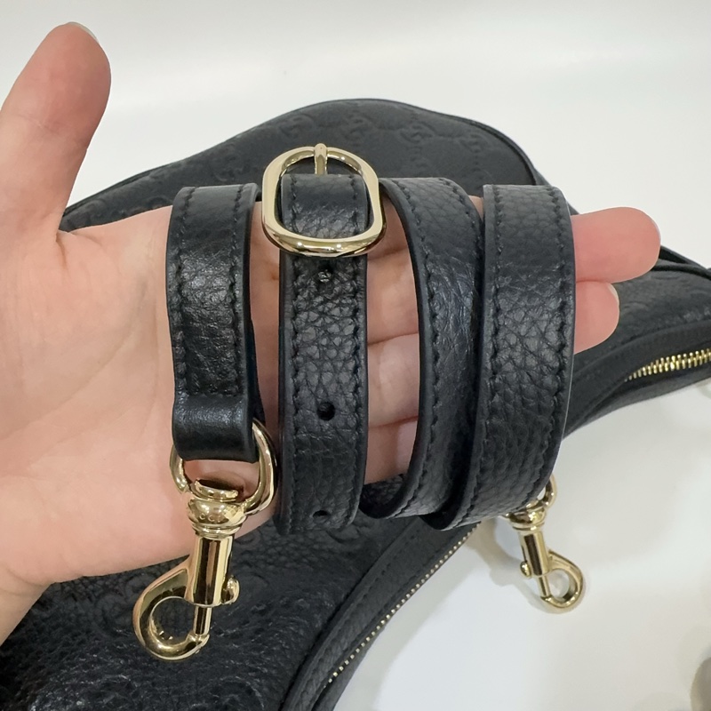 GUCCI黑壓紋牛皮淡金釦兩用彎月包820453-8