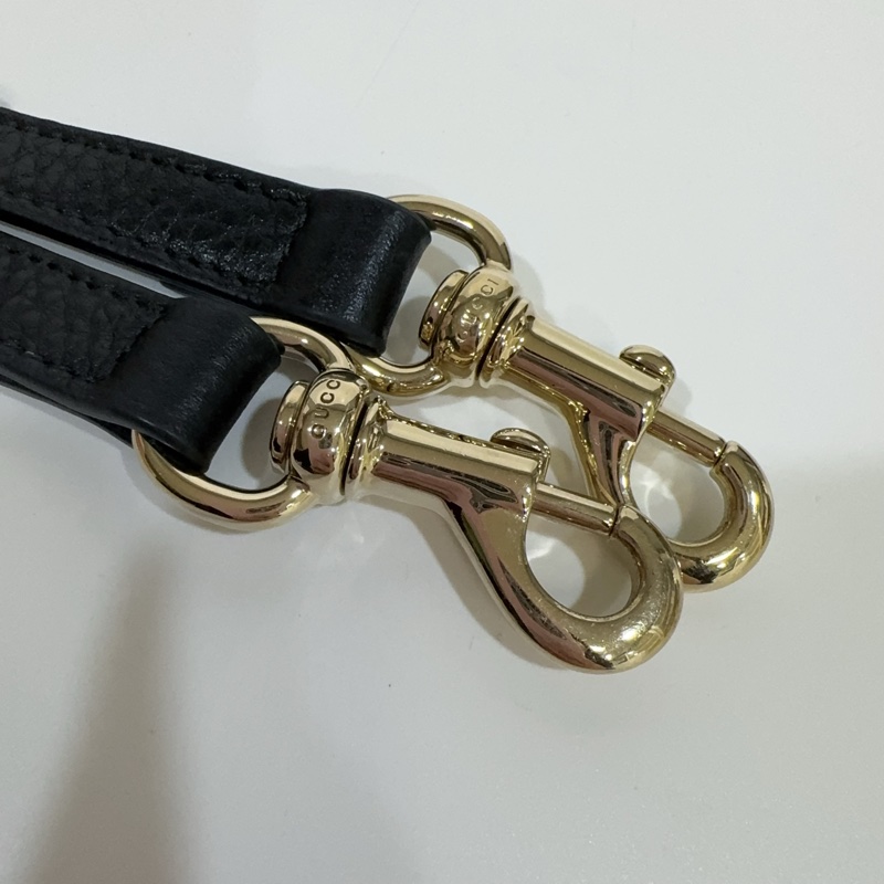 GUCCI黑壓紋牛皮淡金釦兩用彎月包820453-9