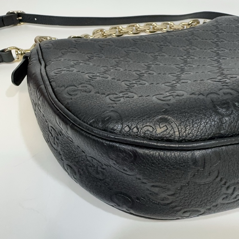 GUCCI黑壓紋牛皮淡金釦兩用彎月包820453-10