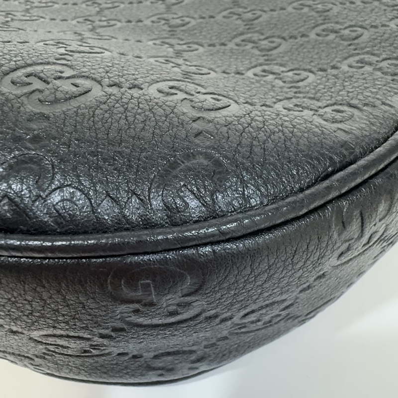 GUCCI黑壓紋牛皮淡金釦兩用彎月包820453-11