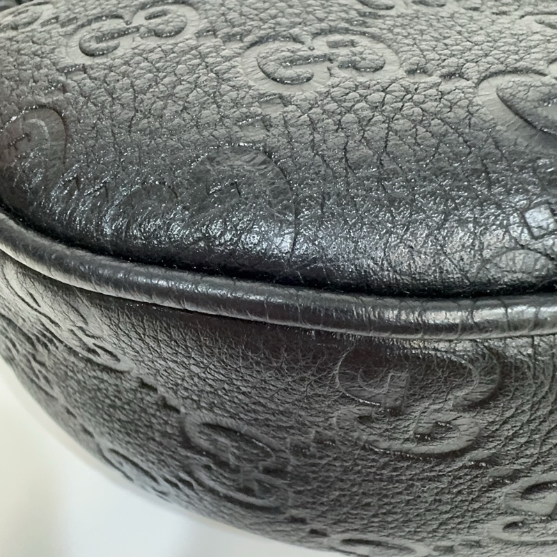 GUCCI黑壓紋牛皮淡金釦兩用彎月包820453-12