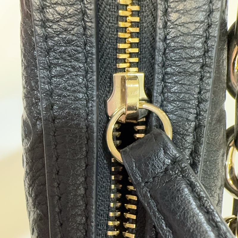 GUCCI黑壓紋牛皮淡金釦兩用彎月包820453-16