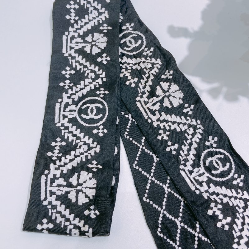 TW4768 Chanel 香奈兒 絲巾Silk Logo Slim Bandeau Twilly Black X White-4