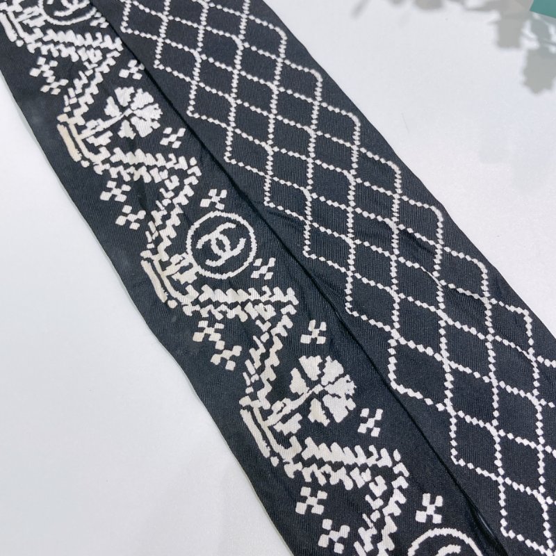 TW4768 Chanel 香奈兒 絲巾Silk Logo Slim Bandeau Twilly Black X White-9