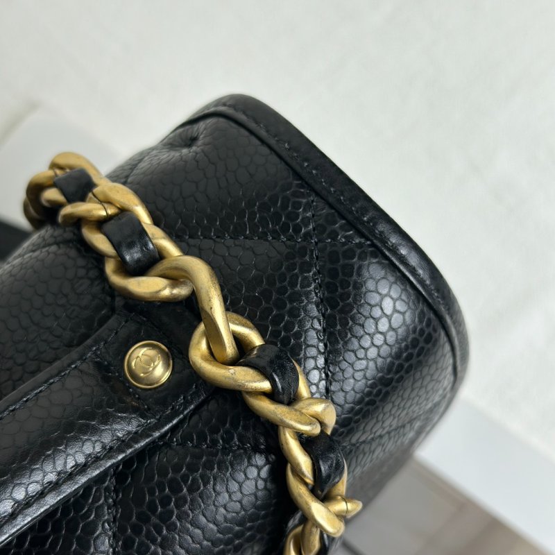 CHANEL 25A粒面牛皮後背包 - 黑金-8