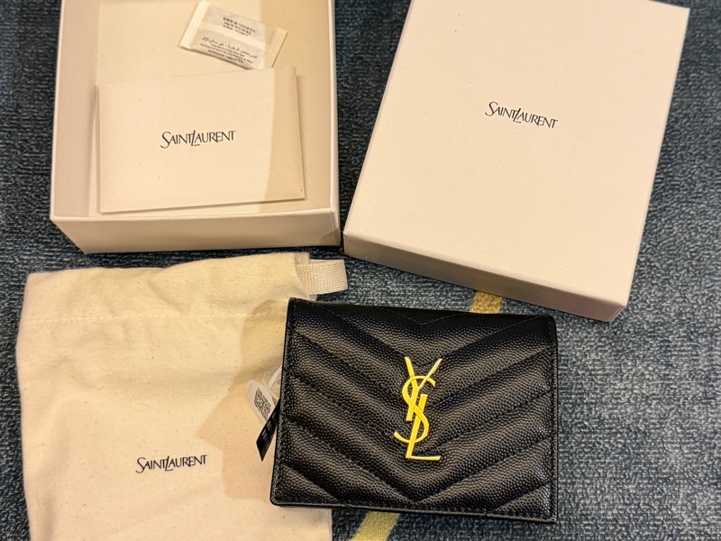 YSL MONOGRAM 珍珠紋V型牛皮金字LOGO翻蓋短夾(黑色/拉鍊夾層)-0
