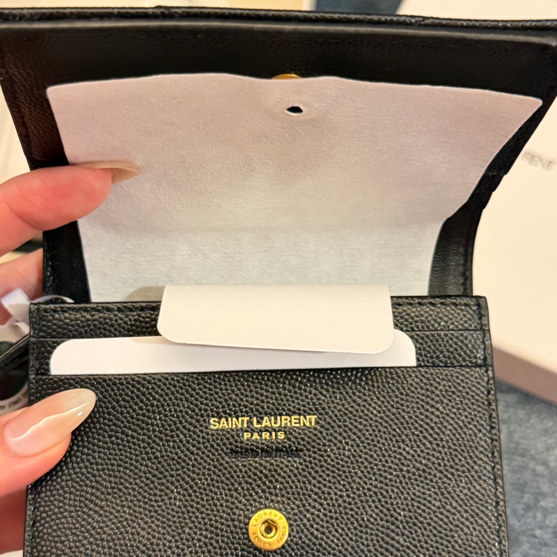 YSL MONOGRAM 珍珠紋V型牛皮金字LOGO翻蓋短夾(黑色/拉鍊夾層)-1