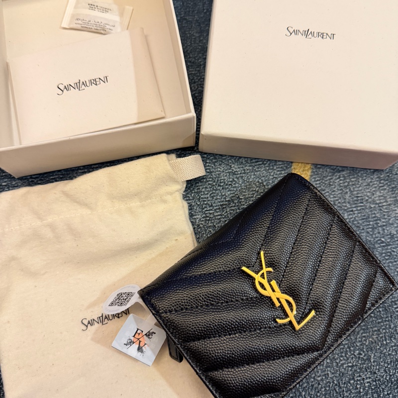 YSL MONOGRAM 珍珠紋V型牛皮金字LOGO翻蓋短夾(黑色/拉鍊夾層)-3