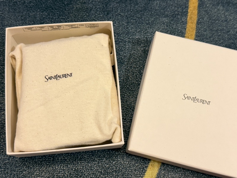 YSL MONOGRAM 珍珠紋V型牛皮金字LOGO翻蓋短夾(黑色/拉鍊夾層)-4