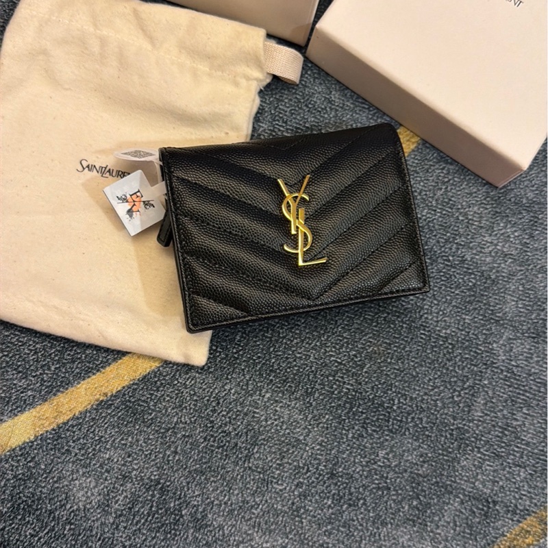 YSL MONOGRAM 珍珠紋V型牛皮金字LOGO翻蓋短夾(黑色/拉鍊夾層)-5