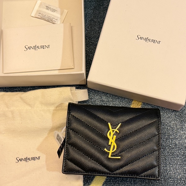 YSL MONOGRAM 珍珠紋V型牛皮金字LOGO翻蓋短夾(黑色/拉鍊夾層)-7