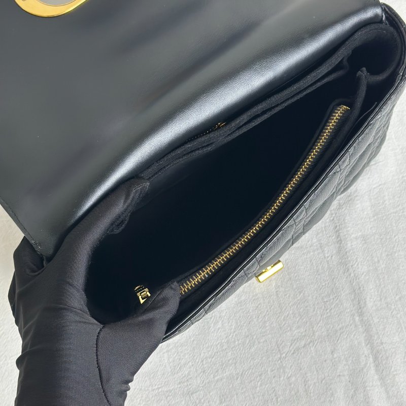 DIOR Caro藤格紋斜背包 - 中號黑金-6