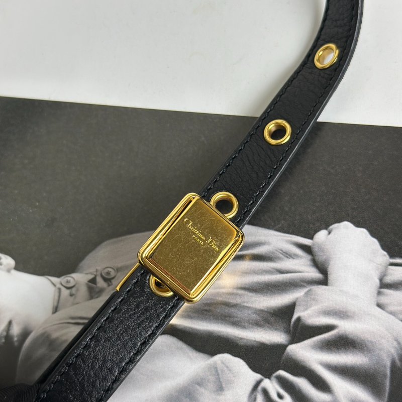 DIOR Caro藤格紋斜背包 - 中號黑金-12