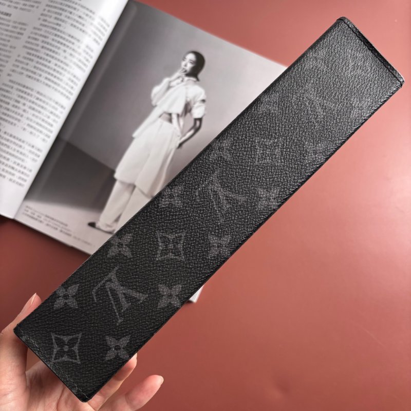 ::LOUIS VUITTON:: LV M61692 黑花紋省拿包 手袋 Pochette Voyage MM-2