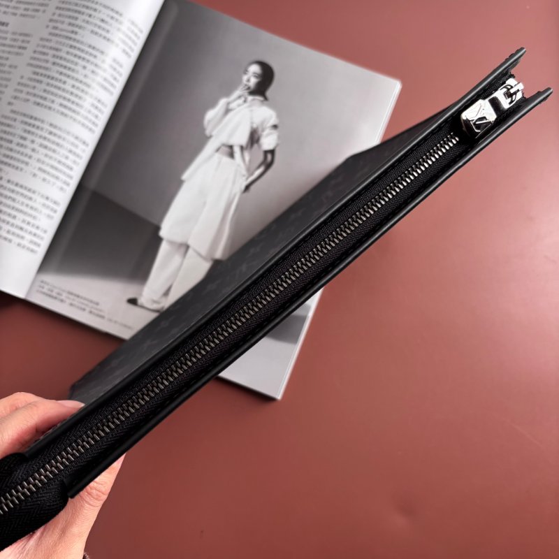 ::LOUIS VUITTON:: LV M61692 黑花紋省拿包 手袋 Pochette Voyage MM-3