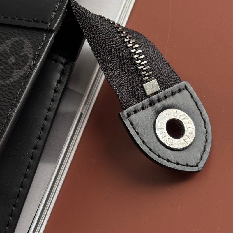 ::LOUIS VUITTON:: LV M61692 黑花紋省拿包 手袋 Pochette Voyage MM-4