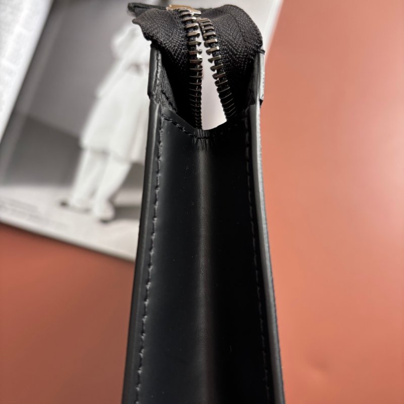 ::LOUIS VUITTON:: LV M61692 黑花紋省拿包 手袋 Pochette Voyage MM-20