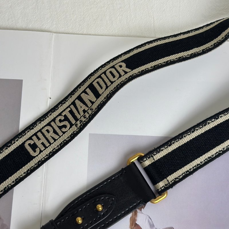 DIOR 小牛皮刺繡調節肩背帶-1