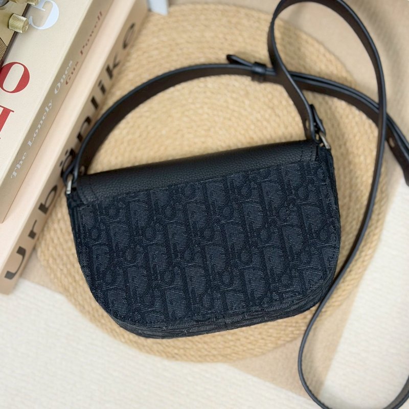 （每次上架都秒殺🔥）🏷️Dior 迪奧．Saddle 翻蓋郵差包-1